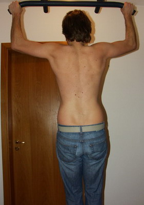 An der Klimmzustange, von hinten