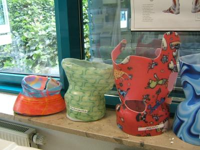 Das bunte, halbe Korsett hieß (glaube ich) "Arles", daneben Modell "Schnecke" und "Janosch"