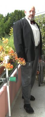 Vieleicht ist eine Krawate besser als der Propeller, dann ist meine Brust weniger vorstehend......
<br />Ich muss das Ganze nochmals mit Rahmouni versuchen, denn das TüKO korrigiert leider den vorstehenden "Glockenthorax" nicht mit.