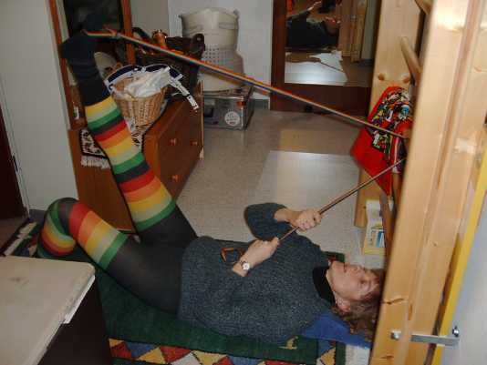 Beinrückseitendehnung über Gurtumlenkung an der Sprossenwand