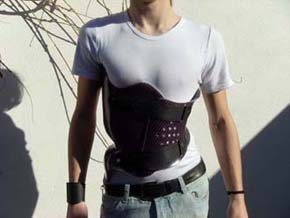 Paul-Aaron mit Korsett