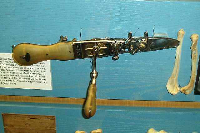 Knochensäge, sieht echt gruselig aus