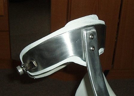 Halsring von hinten mit Blick auf die beiden Schrauben, die sich gern selbstständig machen