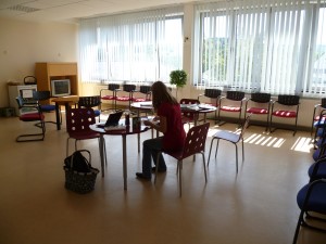 Der Sanomed-Warteraum ist wirklich äußertst geräumig. Man beachte den Fernseher und den Kühlschrank mit Gratis-Getränken, Müsliriegel gibt es auch!