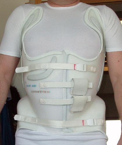 Mein Korsett mit den 2 Reklinationshörnchen. Wenn ich sitze, kommen sie noch etwas höher!